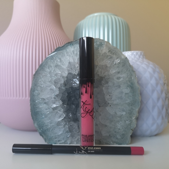 Kylie Cosmetics Other - KYLIE COSMETICS lip kit in On Wednesdays
